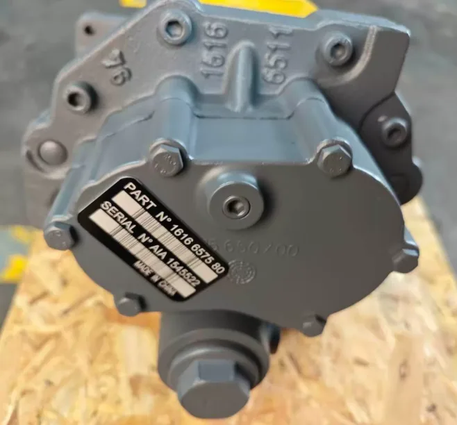 Atlas Copco 1616811890 V111 vacuum pump air end, view 03